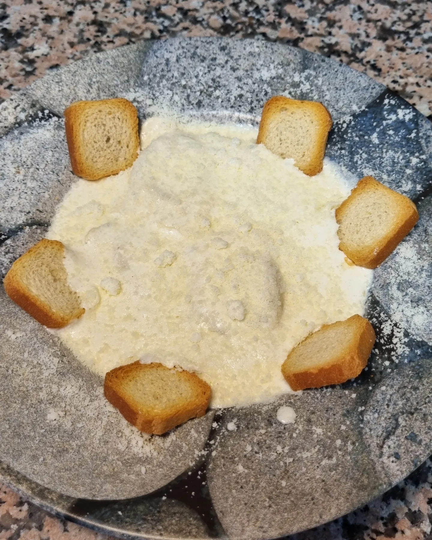 Pizza en horno de leña con ingredientes frescos y de calidad